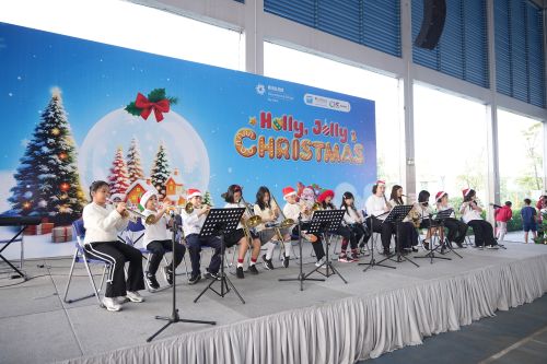 “HOLLY, JOLLY CHRISTMAS”: Khi Giáng Sinh Trở Thành Ký Ức Yêu Thương